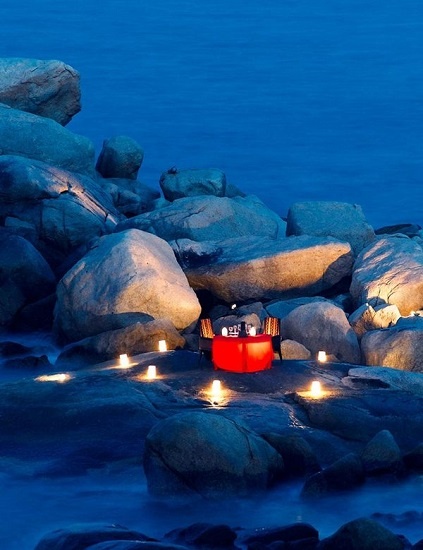 Đèn lồng và những ngọn nến khiến bữa tối trên những hòn đá khói trở nên mờ ảo và lãng mạn vô cùng.