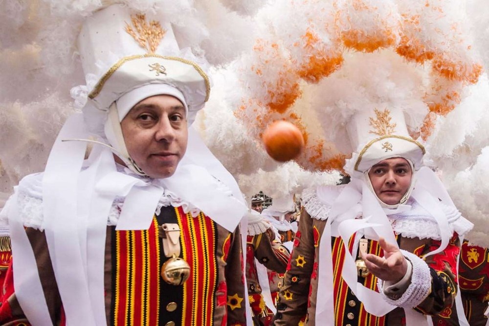 Carnaval de Binche (ngày 15-17/2) là di sản văn hóa phi vật thể được UNESCO công nhận. Lễ hội có màn biểu diễn đường phố của các nhạc sỹ, vũ công. (Nguồn: AP)