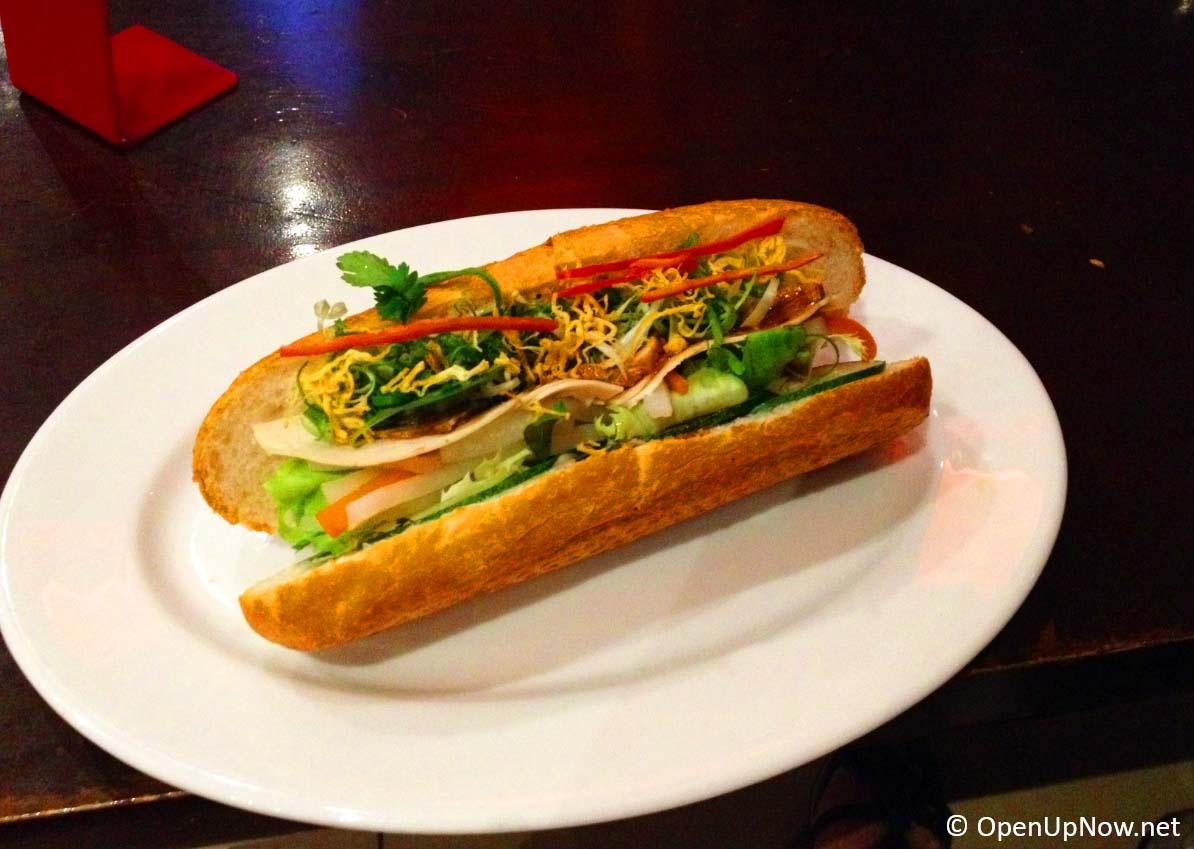 9. Bánh mì: Bánh mì Việt Nam được coi là một trong những món ăn đường phố ngon nhất thế giới, với vỏ bánh giòn, nhân thịt nướng, pa tê, dưa chuột, rau thơm và sốt trứng gà.