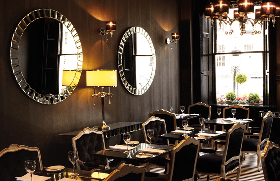 Ngoài ra, các cặp đôi có thể thưởng thức bữa tối ở nhà hàng của khách sạn trong ánh sáng dịu nhẹ. Nội thất nhà hàng có tông màu chủ đạo là đen vàng, điểm xuyết những chi tiết màu đỏ và xanh lá cây táo bạo.