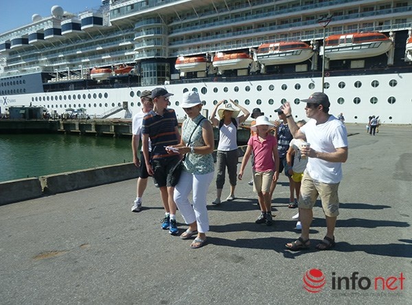 Du khách trên các du thuyền 5 - 6 sao cập cảng Chân Mây (Ảnh: HC)