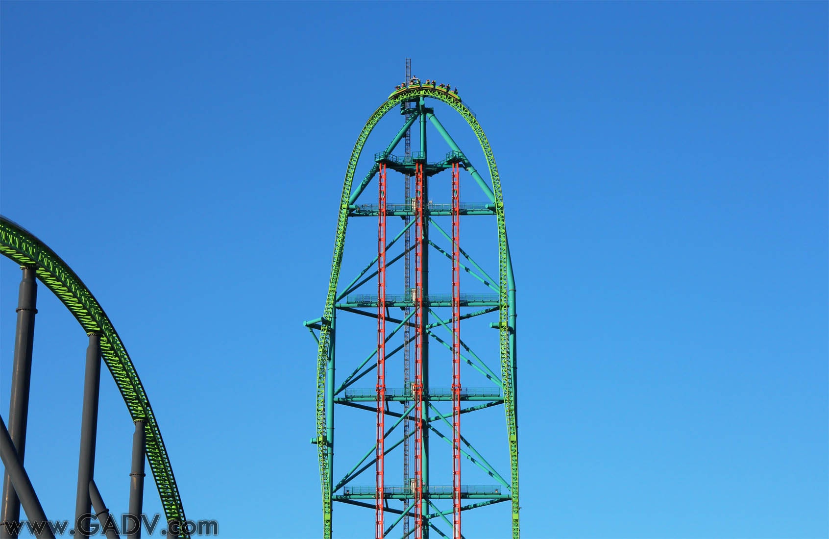 2. Kingda Ka, Công viên giải trí Six Flags Great Adventure, Mỹ (206 km/h): Kingda Ka là tàu lượn siêu tốc nhanh nhất ở Mỹ và nắm vị trí nhanh nhất thế giới từ tháng 5/2005 tới tháng 11/2010, giờ nó vẫn là tàu lượn siêu tốc cao nhất. Nó có thiết kế tương tự Top Thrill Dragster nhưng đem lại cho du khách cảm giác mạnh hơn. Nếu là người mê tốc độ, bạn không thể bỏ qua Kingda Ka.