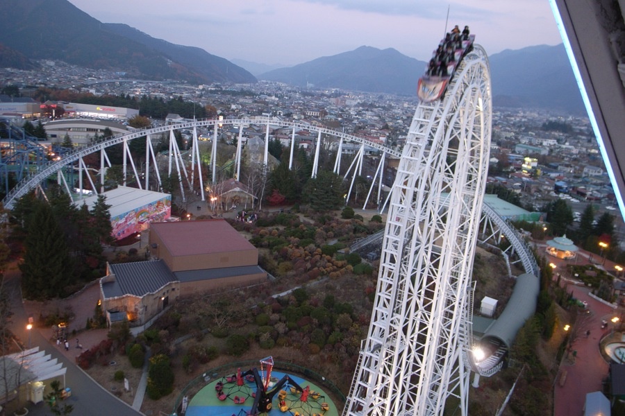 4. Dodonpa, Công viên giải trí Fuji-Q Highland, Nhật Bản (172 km/h): Hệ thống khởi động khí nén giúp Dodonpa tăng tốc từ 0-172 km/h trong chưa tới 2 giây. Tàu lượn của công viên Fuji-Q Highland lên tới độ cao 52 m và cả chuyến đi kéo dài trog 55 giây đầy phấn khích.