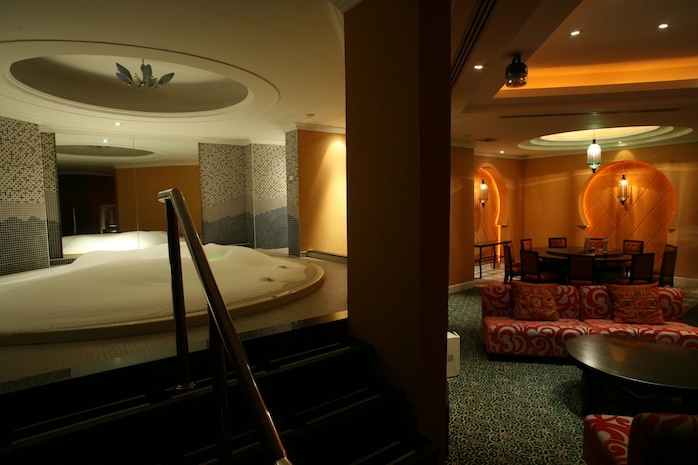 Utopia, Bangkok, Thái Lan: Với thiết kế tối giản và trang nhã, nơi này giống như một khách sạn hạng sang của châu Á, chỉ khách những bức tranh với các “người mẫu” ăn mặc mát mẻ treo trên tường. Một số phòng có bồn tắm nước nóng hoặc buồng tắm hơi. Các tầng khác nhau có dịch vụ và mức giá khác nhau. Bạn có thể tham khảo danh sách “Người mẫu của tháng” tại đây.