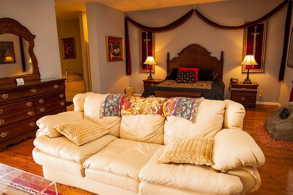 Sheri’s Ranch, Pahrump, Nevada, Mỹ: Đây là nhà thổ hợp pháp gần Las Vegas nhất. Chuỗi nhà thổ này do công ty Dennis Hof quản lý, với sự kết hợp của một nhà thổ hạng sang và một khu nghỉ dưỡng. Những người chưa từng tới nhà thổ có thể mua tour du lịch tham quan nơi này.