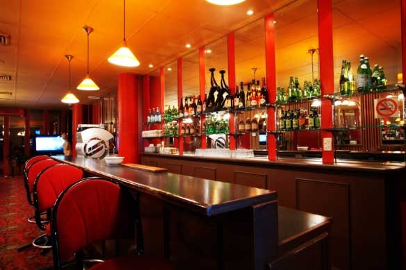 Pink Palace, Melbourne, Australia: Bên ngoài, nơi này trông giống như một tòa nhà văn phòng  nhỏ. Bên trong, quán rượu và phòng nghỉ giống như một câu lạc bộ dành cho các quý ông thời Victoria với thảm Ba Tư, ghế sofa bọc nhung, quầy rượu ốp gỗ và bàn chơi bi-a. Tiếp đó là những phòng kiểu cổ điển với các cây cột La Mã trang trí. Buổi tối, giá dịch vụ ở đây lên tới 260 đôla/giờ. 