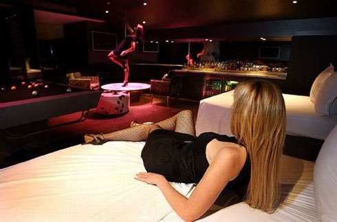 Stiletto, Sydney, Australia: Nơi đây mở cửa 24/7 và đem lại cho du khách trải nghiệm “phong cách, tình dục và nghệ thuật sân khấu”. Bạn có thể chọn phòng hạng nhất với giá 400 đôla Úc/giờ (tối thiểu 3-4 giờ). Bạn có thể ngồi thư giãn ở phòng riêng và chờ các cô gái vào “giới thiệu bản thân”. Thiết kế của nơi này hiện đại, trang nhã và vô cùng quyến rũ.