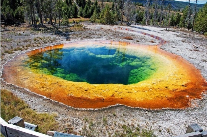 Hồ đa sắc Grand Prismatic Spring ở Mỹ thuộc vườn quốc gia Yellowstone là hồ nước nóng lớn nhất nước Mỹ và đứng thứ 3 trên thế giới. Nước trong hồ có nhiệt độ tới 71 độ C. Màu sắc rực rỡ của hồ được sắp xếp một cách tự nhiên từ xanh, hồng, cam… là kết quả của các thực vật tảo và sắc tố vi khuẩn.