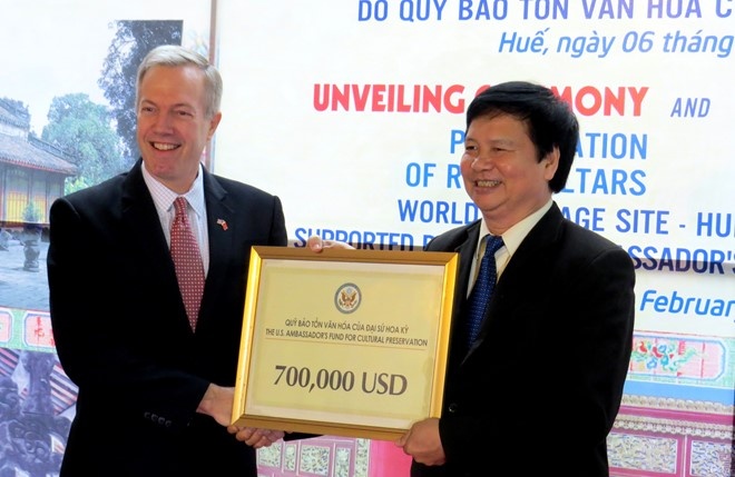 Ông Nguyễn Dung - Phó Chủ tịch UBND tỉnh Thừa Thiên Huế- tiếp nhận khoản tài trợ của Quỹ Bảo tồn Văn hóa Đại sứ Hoa Kỳ. Ảnh: Đ.K