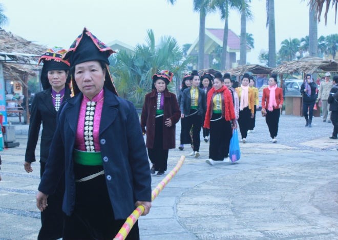 Các đoàn nghệ thuật mặc trang phục đặc trưng của dân tộc mình mang đến cho du khách những tiết mục đặc sắc. Ảnh: Cao Thùy Liên