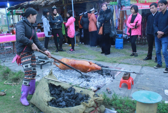 Các sản vật núi rừng được bà con chuẩn bị để bán cho du khách. Ảnh: Cao Thùy Liên