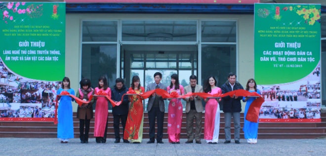 Đại biểu cắt băng khai mạc Ngày hội 