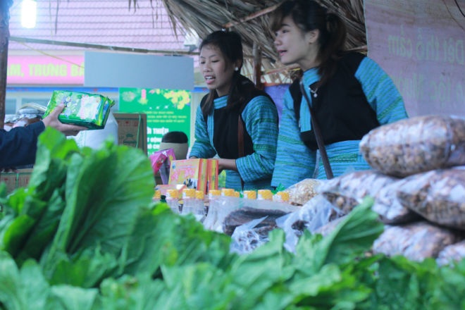 Gian hàng bày bán măng nứa và một số sản vật của tiểu thương đến từ Tuyên Quang. Ảnh: Cao Thùy Liên