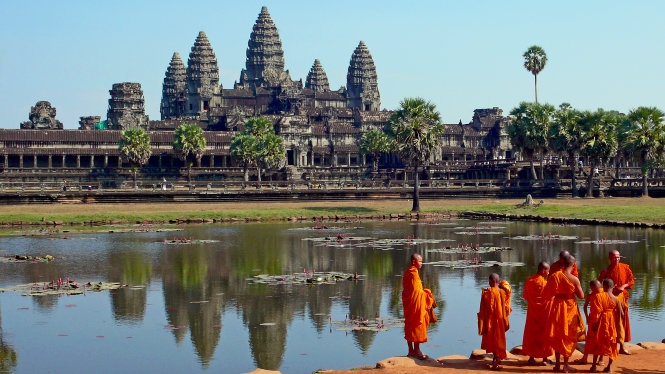 Hai nu du khach bi bat vi chup anh khoa than o den Angkor hinh anh