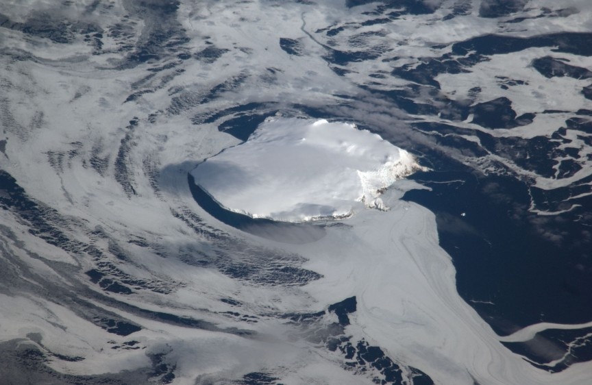 Hòn đảo nằm xa đất liền nhất: Được mệnh danh là “hòn đảo hẻo lánh nhất thế giới” và là một trong những hòn đảo đơn độc nhất thế giới, đảo Bouvet nằm ở Nam Đại Tây Dương và thuộc chủ quyền của Nauy. Bouvet là đảo núi lửa với trung tâm đầy băng được Jean-Baptiste Charles Bouvet de Lozier phát hiện ra vào ngày 1 tháng 1 năm 1739. Hòn đảo có diện tích 59 km2, cao 935 m và không có người sinh sống.