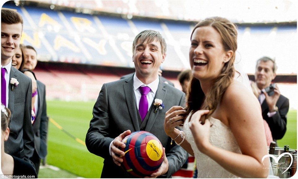 Sân vận động FC Barcelona, Tây Ban Nha: Các cặp đôi mê bóng đá có thể tổ chức đám cưới ở sân vận động Catalan, nhà của người khổng lồ FC Barcelona. Công ty Catalonia Weddings Boutique sẽ cho họ cơ hội chụp ảnh cưới với chủ đề bóng đá vui nhộn và cá tính.