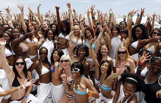 Người châu Phi toàn là da màu: Từ hàng trăm năm trước, những nhà thám hiểm và di dân châu Âu đã tới sống ở châu Phi cũng như tại khắp các châu lục trên thế giới. Những người da trắng đầu tiên sinh sống ở Nambia là người Bồ Đào Nha từ hơn 400 năm trước. Người Hà Lan đã tới sống ở Nam Phi, người Pháp tới Angola... số lượng người da trắng ở châu Phi đã tăng lên đáng kể trong 500 năm qua. Ngoài ra, còn có người Ấn Độ, Trung Quốc và Malaysia sinh sống ở Nam Phi.