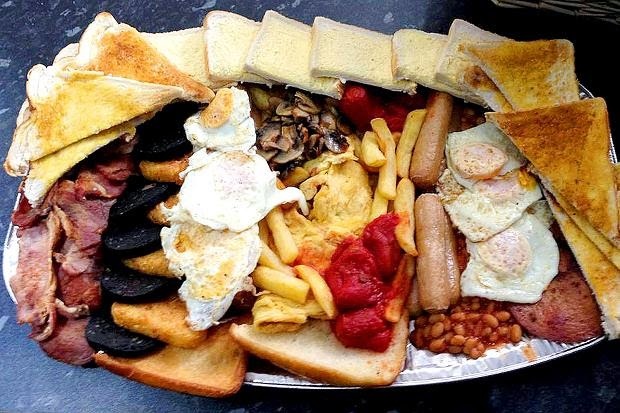 1. Bữa sáng truyền thống kiểu Anh: Bất cứ người Anh chính gốc nào khi được hỏi cũng sẽ cho biết bữa sáng truyền thống nằm ở đầu danh sách những điều họ nhớ khi xa quê.  Phần lớn trong đó là các món rán như trứng ốp, khoai tây rán, nấm rán, ngoài ra còn có đậu hầm, bánh mì phết bơ, một ít thịt hun khói, xúc xích và tất nhiên là không thể thiếu trà.