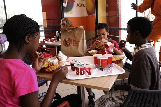 Thức ăn vô cùng kỳ lạ: Tuy điều này có phần là sự thực, nhưng không giống như những gì mọi người nghĩ. Trước hết, không phải mọi món ăn ở châu Phi đều kỳ quặc. Bạn có thể dễ dàng tìm thấy các cửa hàng KFC hay McDonald tại các quốc gia ở châu Phi. Ngoài ra, du khách có thể thưởng thức thịt bò, hải sản, pizza, mì Ý, bánh mì kẹp thịt... các loại thức ăn phổ biến trên khắp thế giới.