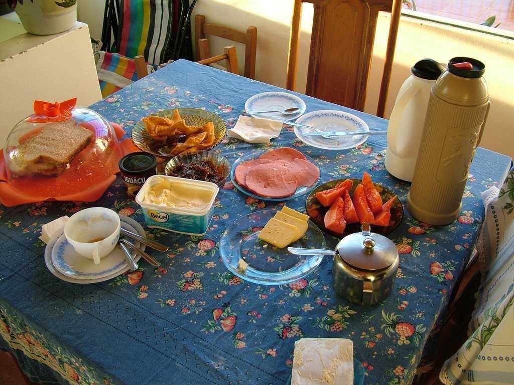 5. Bữa sáng truyền thống kiểu Brazil: Các món trong bữa sáng phụ thuộc vào địa điểm bạn thưởng thức tại Brazil. Bạn thường sẽ được mời một cốc cà phê, thịt nguội, hoa quả tươi, món couscous (được nấu từ bột và thịt), bánh mì bơ và bánh mì nướng. Đặc biệt, một loại phô mai tên Requeijão hay được sử dụng cho hầu như mọi món, từ bánh mì đến bánh kếp...