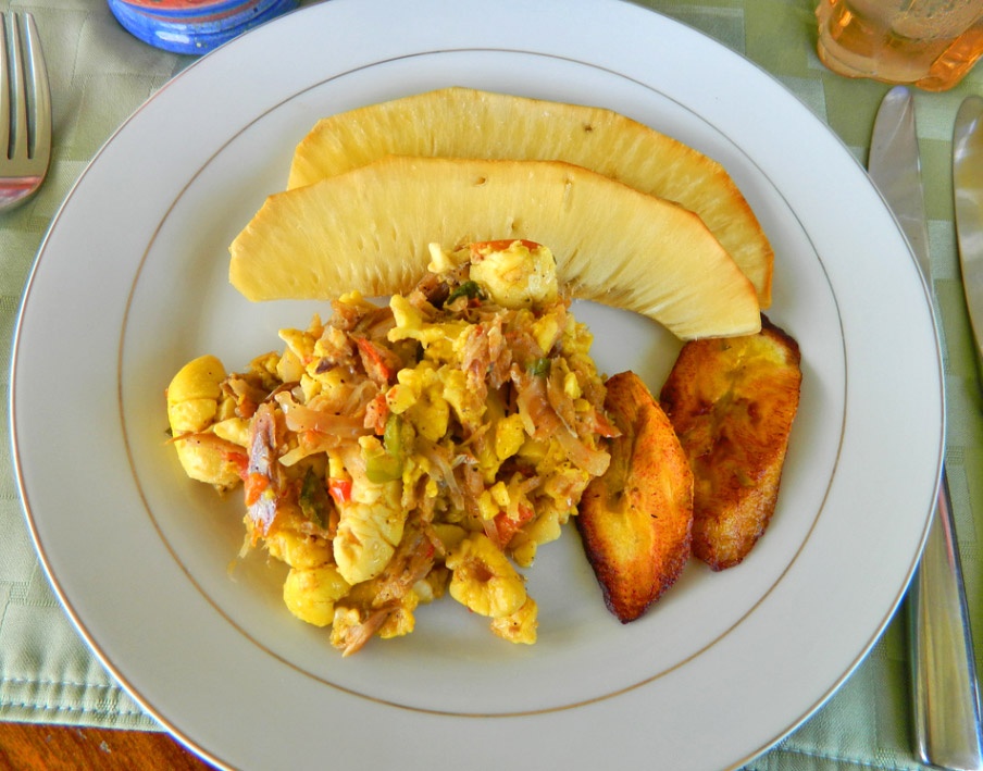 9. Ackee và Saltfish ở Jamaica: Ackee và Saltfish là những món ăn sáng bạn nên thử khi tới Jamaica. Hạt Ackee (trông như trứng bác lúc nấu xong) bị cấm tại một số quốc gia do nó có khả năng làm giảm lượng đường trong máu và dẫn tới tử vong nếu không chế biến đúng cách. Món Saltfish là cá muối kho mặn cùng gia vị. Hai món trên được dọn ra cùng cà chua, hành, hạt tiêu, bánh mì, chuối xanh rán và mã đề rán.