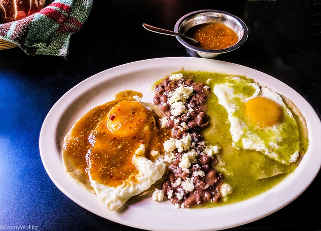 8. Món trứng ở Mexico: Ngoài những nguyên liệu truyền thống như bánh ngô, đậu, cơm, phô mai tươi, khoai tây, hành và rau ngò, bữa sáng của người Mexico có thêm trứng rán. Thường đĩa đồ ăn sáng sẽ có hai quả trứng. Một quả được rưới sốt màu đỏ và một quả được rưới sốt màu xanh chia làm hai phần riêng biệt trên đĩa.