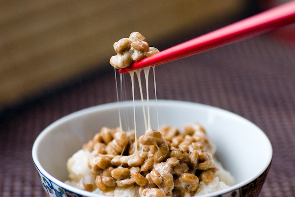 2. Món đậu nành lên men Natto ở Nhật Bản: Nhiều người thấy Natto, món đậu nành lên men, khá khó ăn, ngay cả chính người Nhật.  Tuy nhiên, món ăn này thường được ăn cùng cơm và được coi là món không thể thiếu trên bàn ăn sáng của người dân xứ hoa anh đào. Nếu không chịu nổi món này, bạn có thể thử một kiểu bữa sáng truyền thống khác bao gồm súp miso, cá hun khói hoặc nướng và dưa muối.