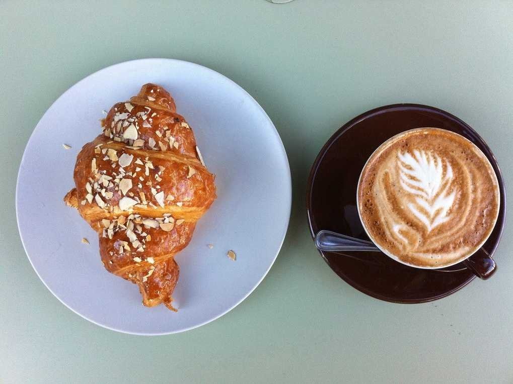 6. Bánh sừng bò mới ra lò và cà phê ở Pháp: Bữa sáng của người Pháp khá đơn giản nhưng không kém phần ngon lành. Cắn một miếng bánh sừng bò giòn tan nhưng mềm mại và nhấp một ngụm cà phê nóng đủ làm buổi sáng của bạn trở nên tuyệt vời.