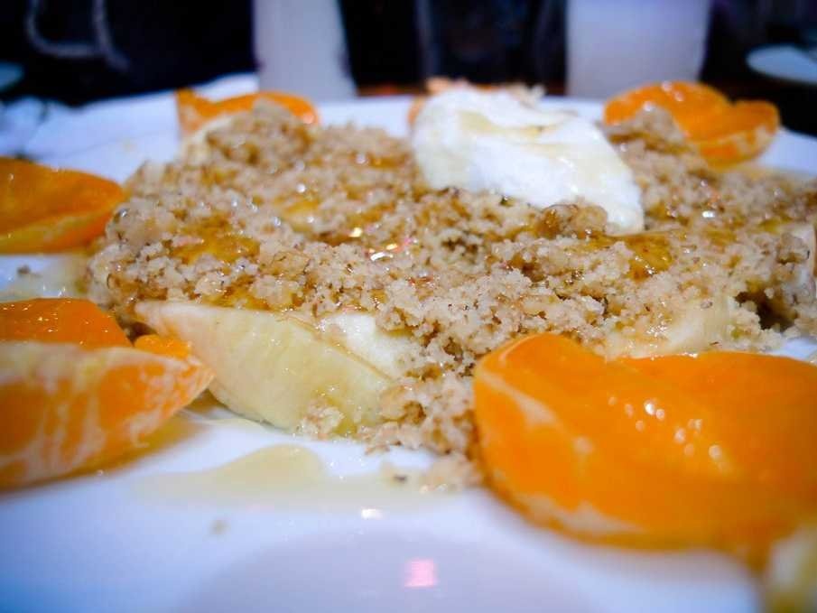 4. Kaymak, Sucuk và trà ở Thổ Nhĩ Kỳ: Nếu bạn là người muốn thưởng thức mỗi thứ một chút vào buổi sáng, bạn sẽ thích bữa sáng truyền thống của người Thổ Nhĩ Kỳ. Tất cả các món ăn ngon lành được bày ra bàn, với bánh mì bơ, phô mai, ô liu, trứng, khoai tây, dưa chuột, mứt, mật ong và Kaymak, một loại đồ uống truyền thống làm từ sữa trâu. Và đừng quên món xúc xích cay của Thổ Nhĩ Kỳ, Sucuk, kèm một tách trà. 