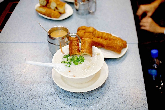 3. Cháo của người Trung Quốc: Cháo là món ăn đơn giản khá phổ biến ở các quốc gia châu Á. Dù mỗi quốc gia có cách nấu khác nhau nhưng về cơ bản, gạo được nấu cùng nhiều nước cho tới khi chín nhừ. Cháo có thể được ăn kèm nhiều loại rau, thịt, hải sản hay hạt. Ở Trung Quốc, cháo thường được ăn kèm quẩy vào bữa sáng.