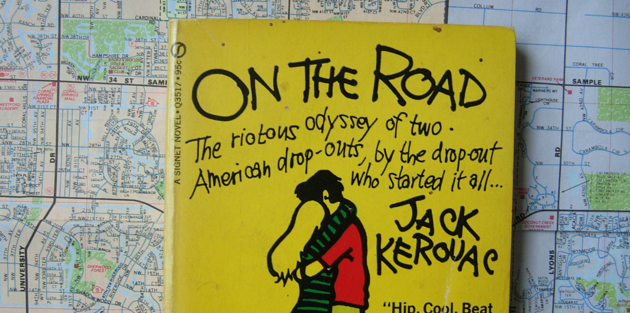 “On the Road” (Trên đường) của Jack Kerouac: Cuốn sách kể lại các chuyến đi khắp nước Mỹ của Kerouac và bạn bè trong những năm sau khi Thế Chiến II kết thúc. Qua lời dẫn chuyện của Sal Paradise (chính là Kerouac), người đọc sẽ được đi từ New York tới Denver, San Francisco và Los Angeles. Nhân vật Dean Moriarty với khát khao sống (và đam mê với phụ nữ) đem lại cho cuốn sách động lực tuyệt vời. Sal viết về người bạn đồng hành của mình như sau: “Những người duy nhất có ý nghĩa trong cuộc đời tôi là những người điên rồ... những người không bao giờ ngáp hay nói những điều sáo rỗng, mà cháy, cháy, cháy như nến vàng lộng lẫy của La Mã”. 