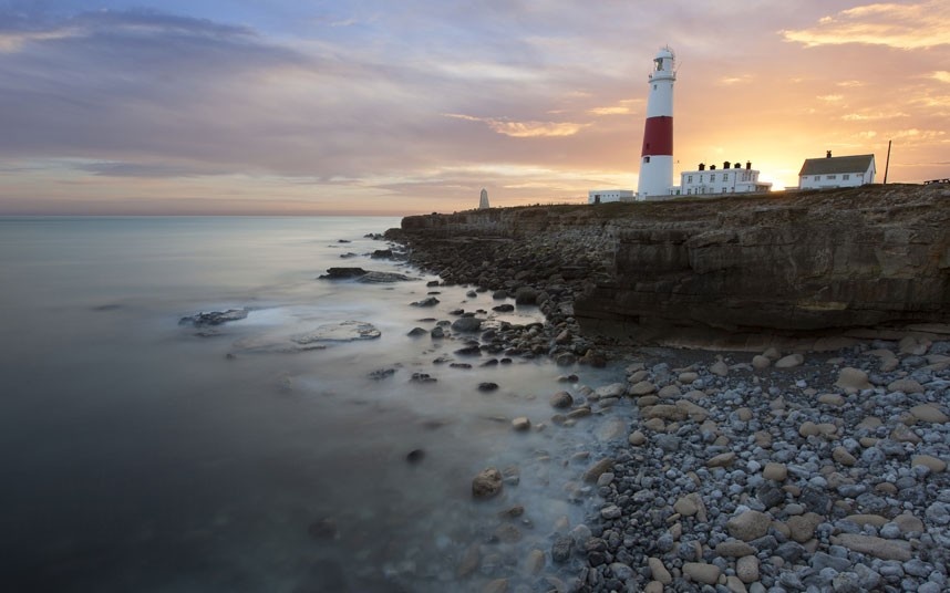 “Coasting” (Tạm dịch: “Dọc bờ biển”) của Jonathan Raban: “Coasting” mô tả chuyến đi 6.400 km vòng quanh nước Anh của tác giả trên một chiếc thuyền buồm nhỏ chỉ định hướng bằng la bàn. Chuyến đi là ẩn dụ về cuộc đời của chính Raban: “Suốt nhiều năm, tôi thay đổi từ việc này sang việc khác, nơi này sang nơi khác, và người này sang người kia. Khi thấy gió nổi lên là tôi cũng nhổ neo”.