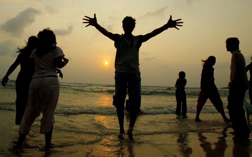 “The Beach” (Tạm dịch: “Bãi biển”) của Alex Garland: Câu chuyện về một khách du lịch bụi người Anh đi tìm thiên đường nơi hạ giới đã truyền cảm hứng cho cả một thế hệ sinh viên tới miền Viễn Đông và là biểu tượng của sự giải thoát mà du lịch có thể đem lại.
