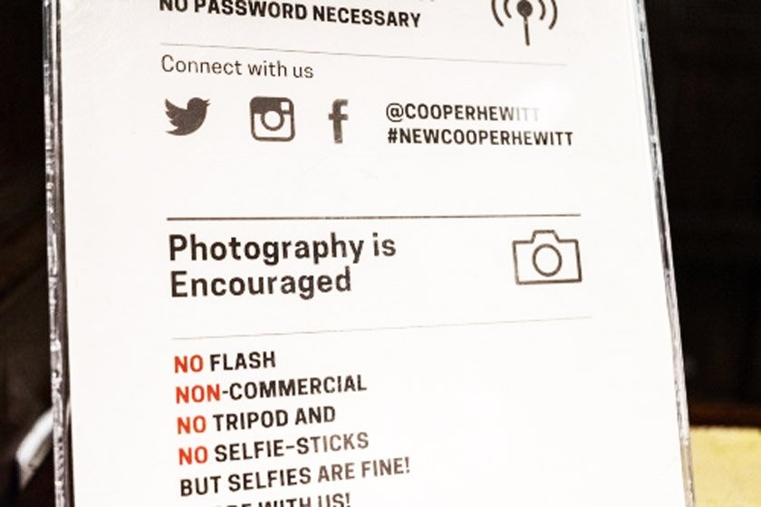 Biển báo cấm gậy selfie của một bảo tàng.