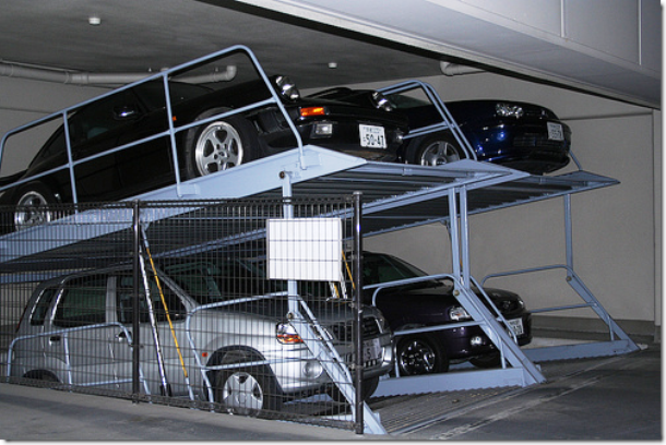 Những bãi để xe khác thường: Là một đất nước có diện tích khá nhỏ hẹp, hiện Nhật Bản có hơn 126 triệu dân. Do đó, tiết kiệm không gian là một vấn đề khiến các nhà quản lý đau đầu và chỗ đỗ xe không phải ngoại lệ. Nếu lái xe tới một siêu thị, chắc chắn bạn sẽ gặp những chỗ để xe kép tương tự như trong bức ảnh này.