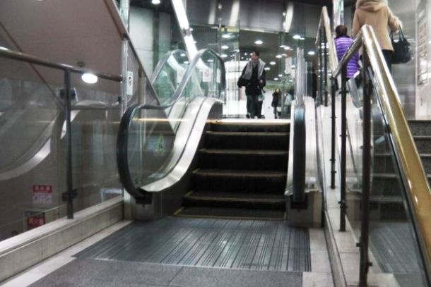 Thang máy ngắn nhất thế giới: Thang máy ngắn nhất thế giới nằm ở tầng hầm một siêu thị của More tại thành phố Kawasaki. Nó chỉ có 5 bậc và cao 84 cm.