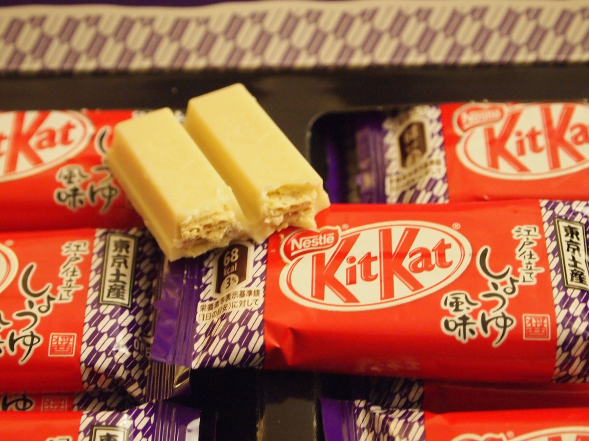 Kẹo Kit Kat với hương vị đặc biệt: Kit Kat là một loại kẹo sô-cô-la nổi tiếng thế giới, nhưng ở Nhật chúng có nhiều hương vị khó tưởng tượng như khoai tây nướng, xì dầu hay wasabi.