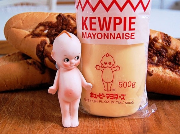 Mayonnaise: Xét về nguyên liệu, mayonnaise (sốt trứng gà) của Nhật không khác gì so với Mỹ hay các quốc gia châu Âu, nhưng cách họ sử dụng nó khá lạ. Trong khi người Mỹ thường dùng món sốt này cho bánh mì sandwich và bánh mì kẹp thịt, người Nhật dùng mayonnaise Kewpie truyền thống cho kem, khoai tây chiên, sốt mì Ý, mì và thậm chí cả bánh kếp.