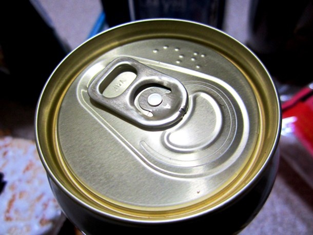 Chữ nổi trên lon bia: Nếu mua một lon bia ở Nhật, hẳn bạn sẽ ngạc nhiên khi thấy có những biểu tượng lạ in trên nắp lon. Đừng lo, đó chỉ là chữ nổi Braille dành cho người mù.