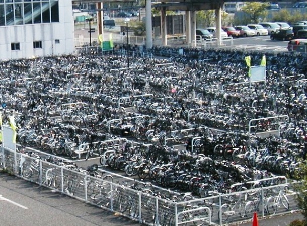 Những khu để dành riêng cho xe đạp: Nhật là quốc gia khá nhỏ hẹp, do đó xe đạp là phương tiện di chuyển thuận tiện nhất. Bạn sẽ thấy các bãi để xe đạp ở các ga tàu, trung tâm mua sắm và những nơi có đông người tụ tập.