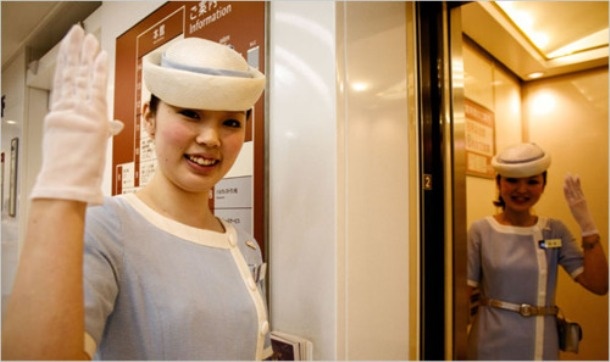 Nữ nhân viên thang máy: Ở các quốc gia châu Âu, nhân viên thang máy gần như đã biến mất. Các khách sạn và siêu thị không cung cấp dịch vụ này nữa để tiết kiệm chi phí. Tuy nhiên, ở Nhật dịch vụ tuyệt vời này vẫn được áp dụng.