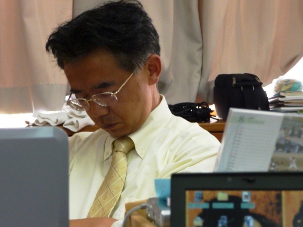 Ngủ gật ở văn phòng: Trong khi ở các quốc gia khác, việc ngủ gật ở văn phòng được coi là cấm kỵ, khiến nhân viên đó bị đánh giá không tốt thì ở Nhật, văn hóa doanh nghiệp cho phép các nhân viên làm việc chăm chỉ được ngủ một lát trong giờ làm việc. Nhiều người còn giả vờ ngủ gật để được quản lý tin là họ đã làm việc chăm chỉ.