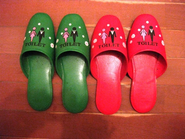 Dép đi trong nhà vệ sinh: Người Nhật nổi tiếng với thói quen giữ vệ sinh nghiêm ngặt, do đó không có gì đáng ngạc nhiên khi họ có dép đi riêng trong toilet để giảm thiểu tiếp xúc giữa sàn toilet và phần còn lại của ngôi nhà.