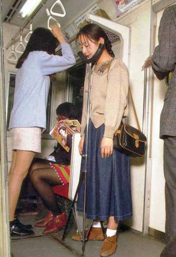 Thanh tựa cằm trên tàu điện: Người Nhật làm việc rất chăm chỉ, do đó không có gì đáng ngạc nhiên khi họ ngủ gật trên tàu điện. Để đầu có chỗ để thoải mái, họ có thể sử dụng thiết bị độc đáo này.