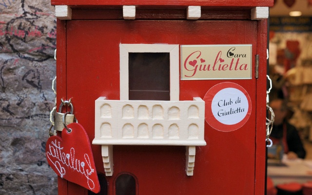Lễ hội tình yêu ở ngôi làng của Romeo và Juliet: Verona (Ý) được xem là thành phố tình yêu với thiên tình sử Romeo và Juliet nổi tiếng trong tác phẩm kinh điển của William Shakespeare. Ngôi nhà nàng Juliet cùng ban công lãng mạn vẫn còn nguyên vẹn đến bây giờ và luôn có sức hút đặc biệt đối với du khách.  Ghé thăm Verona vào bất cứ dịp nào, bạn đều có thể thấy nhiều cặp tình nhân đến để lại tên mình trên những bức tường kỷ niệm với hy vọng tình yêu của họ được thăng hoa và đẹp như chuyện tình Romeo và Juliet.  Đây cũng là nơi thường xuyên tổ chức những hôn lễ tập thể hoành tráng, vì thế thật dễ hiểu khi Verona được mệnh danh là Thành phố của tình yêu.  Không chỉ có vậy, vào mỗi tháng 2, các cặp tình nhân cũng thích ghé đến để viết thư nguyện ước và nếm thử sôcôla ngọt ngào trên các con phố dẫn vào thị trấn.