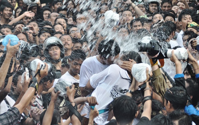 Lễ hội hôn ở Bali: Omed-omedan hay còn gọi là lễ hội “ôm và hôn” ở Bali, Indonesia thu hút sự tham gia của cả cộng đồng và nhiều khách du lịch. Trong lễ hội, hàng ngàn người sẽ tập trung tại trung tâm của thị trấn và cố gắng kéo nhau vào một nụ hôn, trong khi những người khác phấn khích dội những xô nước trên đầu họ để cổ vũ.