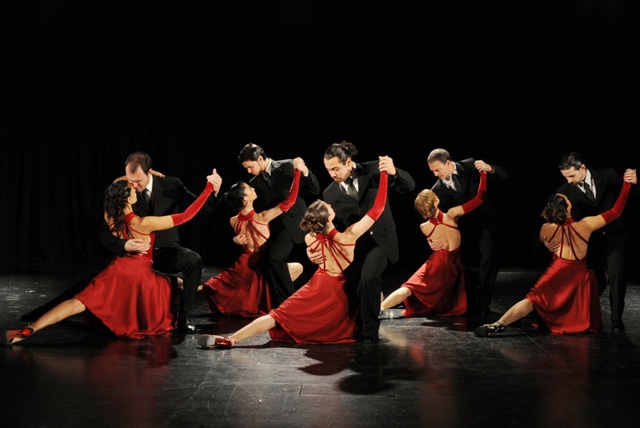 Lễ hội Tango ở Argentina: Tango là một trong những điệu nhảy được yêu thích nhất trên thế giới. Và lễ hội Tango thường niên ở Buenos Aires, Argentina là một nơi tuyệt vời để bạn có thể chiêm ngưỡng những vũ điệu gợi cảm của những vũ công quyến rũ nhất.  Với trên 200 hoạt động như hòa nhạc, trình diễn vũ điệu, hội thảo, hội chợ và lớp học Tango cùng sự góp mặt của hơn 2.000 nhạc công, ca sĩ và vũ công, lễ hội Tango tại Buenos Aires được xem là lễ hội Tango lớn nhất và được trông đợi nhất thế giới.  Đây cũng là địa điểm tuyệt vời để các cặp đôi yêu nhau hòa mình vào những giai điệu tình yêu trong một không gian vô cùng tráng lệ.