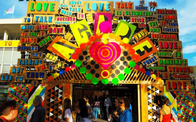 Lễ hội tình yêu ở London: Nếu muốn hiểu thêm về những cung bậc tình yêu giữa bạn và người ấy, lễ hội tình yêu ở London nước Anh là nơi bạn nên ghé đến. Mỗi mùa hè, hàng ngàn nghệ sĩ, diễn viên, và những người yêu nhau sẽ đổ xô đến các trung tâm Southbank ở London để kỷ niệm tình yêu.  Sự kiện này còn bao gồm các hoạt động theo chủ đề như các bữa tiệc khiêu vũ, chiếu phim, cưới, các buổi biểu diễn, thi ca, hội đàm.  Nếu như trong tiếng Anh chỉ có một từ để mô tả tất cả là “Love”, người Hy Lạp cổ đại có khoảng 30 từ để miêu tả tình yêu thì tại Lễ hội tình yêu London, bạn sẽ hiểu rõ hơn về 7 sắc thái trong tình yêu.