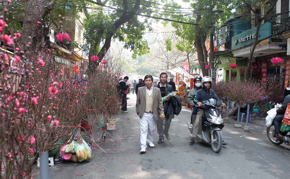 Từ 23 tháng Chạp, chợ hoa Hàng Lược bắt đầu họp, thu hút đông đảo người dân đến chọn mua hoa. (Ảnh: Quốc Khánh/TTXVN)