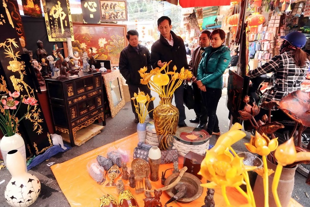 Đến chợ hoa Hàng Lược, ngoài hoa tươi, người ta còn có thể tìm mua được cả một số loại hoa giả nghệ thuật hay những món đồ cổ về trang trí gian phòng trong dịp Tết. (Ảnh: Minh Đức/TTXVN)